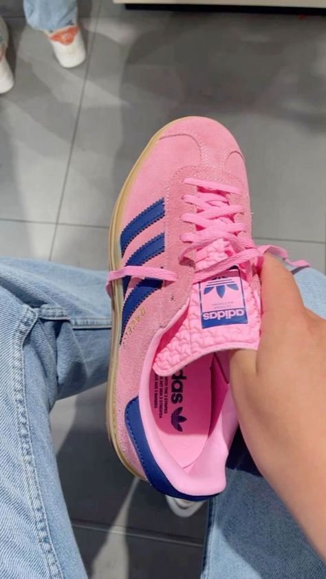 Pink And Blue Sambas, Sambas Pink, Blue Samba, Blue Gazelle, Pink Adidas Gazelle, Colorful Adidas, Pink Shoes Outfit, Looks Adidas, Aesthetic Sun