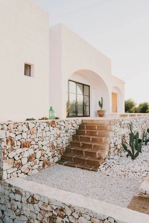 Masseria Moroseta, Italian Farmhouse, Modern Outdoor Spaces, Stone Farmhouse, Casas Coloniales, Italian Countryside, Traditional Building, Trotter, Mediterranean Style