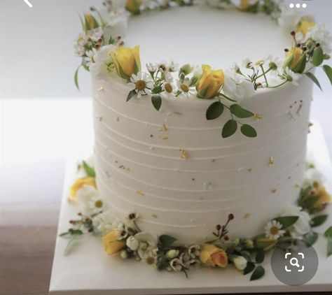 Flower Cake Yellow, Floral Decorated Cake, Fresh Flowers Birthday Cake, White Cake With Yellow Flowers, Yellow Flower Birthday Cake, Floral Themed Cake, Birthday Cake Flowers Simple, Simple Floral Cake Design, Natural Flower Cake