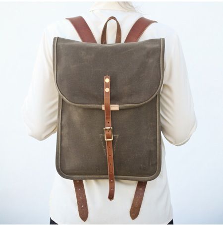 Clean and classic with a European boarding school flair A Well Traveled Woman, Mode Tips, Winter Trends, Backpack Bag, Waxed Canvas, Hobo Bag, Look Fashion, Laptop Bag, Leather Backpack