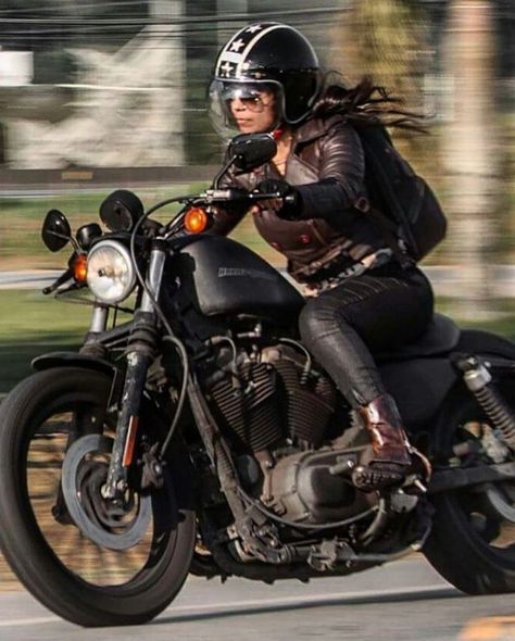 Harley Motorcycles Women, Biker Outfits, Motorcycle Momma, Harley Women, Rider Girl, Bike Motorcycles, Cafe Racer Girl, Iron 883, Girls On Bike