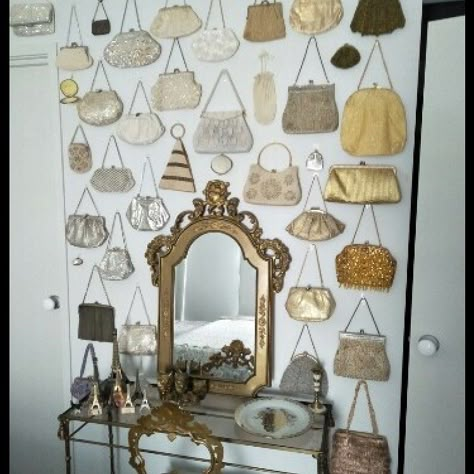 Vintage Earring Display, Vintage Purse Collection Display, Vintage Purse Display Ideas, Wall Purse Display, Vintage Purse Display, Vintage Collection Display Ideas, How To Display Purses, Purse Wall Display Bedroom, Purse Wall Display