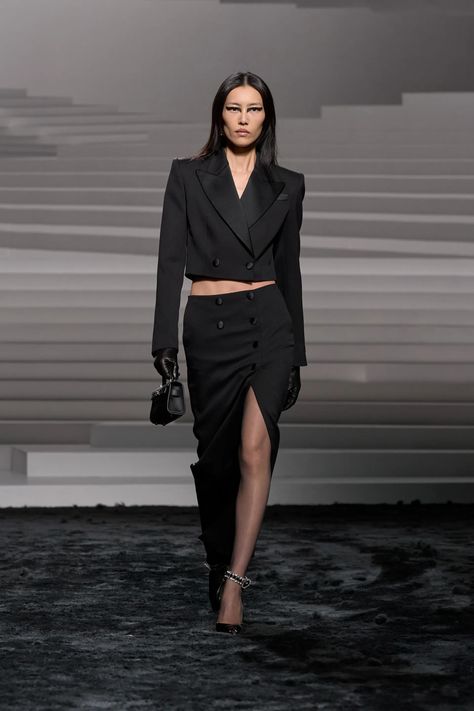 Versace Fall 2024 Ready-to-Wear Collection | Vogue Versace 2024, Versace Runway, Versace Fashion, Dark Outfits, Cheap Dresses Online, Fashion Articles, Capsule Outfits, Dark Fashion, Winter 2024