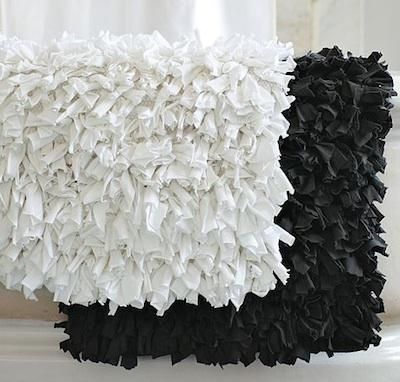 Recycled Jersey Bath Mat: Remodelista Diy Bathroom Rug Bath Mats, Diy Bathroom Rug, Bath Mat Diy, Diy Projects For Bedroom, Rag Rug Tutorial, Rugs Ideas, Diy Towels, Beach Bathroom, Rug Tutorial