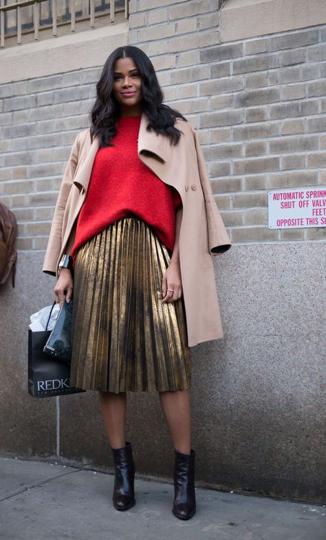 Red & gold Christmas Outfit Women Holiday, Outfit Color Combos, Trendy Holiday Outfits, Holiday Outfits Women, Party Outfits For Women, New York Fashion Week Street Style, Holiday Party Outfit, Skirt Outfit, Trend Fashion