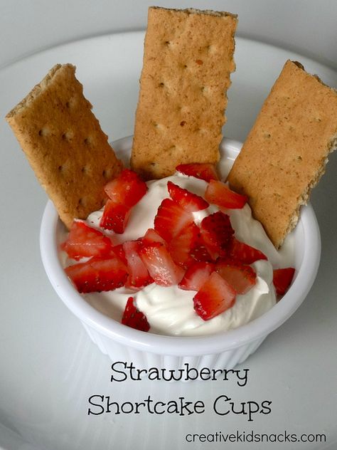 Strawberry Shortcake Cups by Creative Kid Snacks Strawberry Treats For Kids, Graham Cracker Snack Ideas, Graham Cracker Snacks For Kids, Toddler Class Snack Ideas, Snackies Cup, Afternoon Snacks For Kids, Creative Snacks For Kids, Strawberry Shortcake Finger Food, Summer Snacks For Kids Self Serve