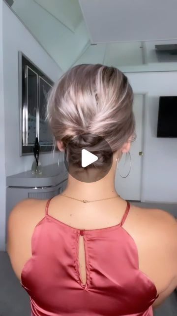 Buns Hairstyles For Medium Hair, Up Dos For Shoulder Length Hair, Easy Stylish Hairstyles, Short Hair Evening Styles, Short Hair Tied Up Ideas, Short Hair Bun Styles, Short Hair Styles Easy Shoulder Length, Simple Updos For Short Hair, Upstyles For Short Hair