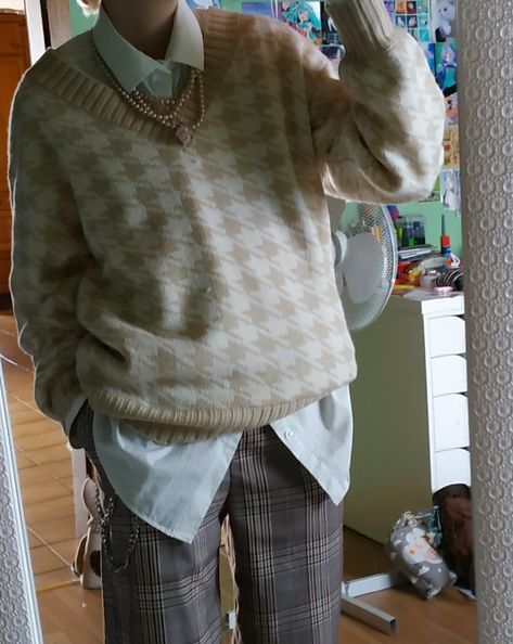 boy wearing light brown checkered pants, a white button-up shirt and a white-beige cardigan layered with pearl jewellery Cottagecore Aesthetic Male Outfits, Light Academia Clothing Men, Cottagecore Aesthetic Men Outfits, Light Academia Style Men, Winter Clothes Aesthetic Men, Men Fashion Academia, Light Academia Outfit Masculine, Light Academia Masc Outfit, Nerdy Aesthetic Outfits Men