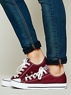 25 IDEAS DE LOOKS CON ZAPAS ESTILO CONVERSE – vestiloblog Converse Maroon, Converse Shoes Outfit, Burgundy Converse, Maroon Converse, Red Converse, Holiday Outfit, Prom Shoes, Converse Sneakers, Wedding Board