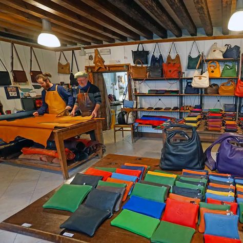 Best Leather Shops In Venice Italy - Visit Beautiful Italy Venice Shopping, Leather Craftsmen, Best Leather, Leather Artisan, Leather Products, Leather Shops, Colored Leather, Venice Italy, Nice Leather