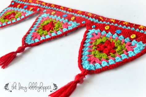 The Lazy Hobbyhopper: crochet triangles wall hanging - free pattern Crochet Triangles, Triangle En Crochet, Crochet Bunting Pattern, Modern Haken, Bunting Pattern, Crochet Bunting, Crochet Garland, Confection Au Crochet, Crochet Wall Hangings