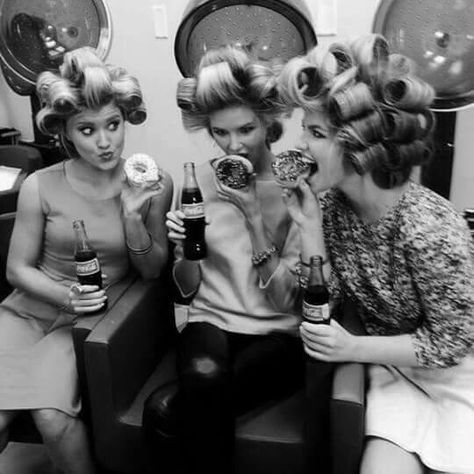 Rétro coiffure Cabelo Pin Up, Vintage Hair Salons, Barefoot Blonde, Hair Quotes, Beauty Parlor, Hair Rollers, Hair Curlers, Big Hair, Vintage Beauty