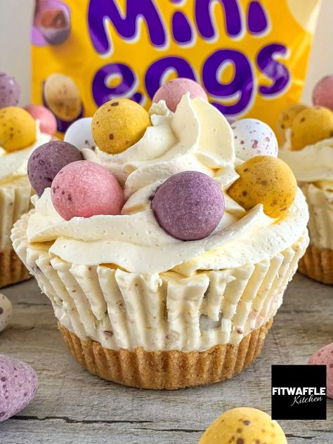 Mini Egg Cheesecake, Mini Egg Recipes, Mini Eggs Cake, Easter Cheesecake, Crumble Cookie Recipe, No Egg Desserts, Super Easy Desserts, Easy Easter Desserts, Easter Desserts Recipes