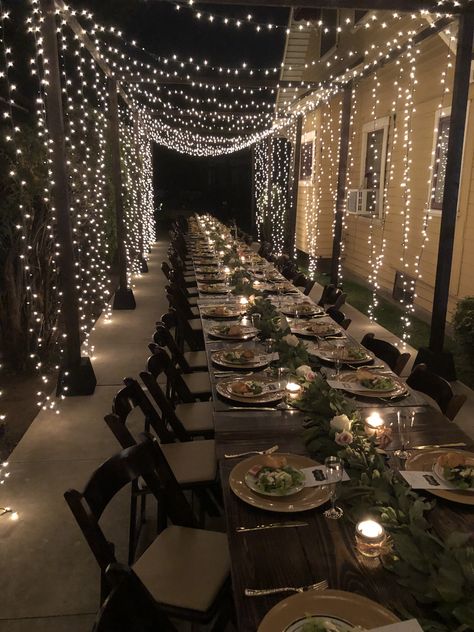 Nice Dinner Decorations, Hanging Lights Party Decor, 21st Birthday Ideas All Black, Outside Party Decorations Night, Dinner Table Decor Wedding, Black And Silver Table Setting Ideas, New Years Backyard Party, Hoco Table Decorations, Platinum Themed Party