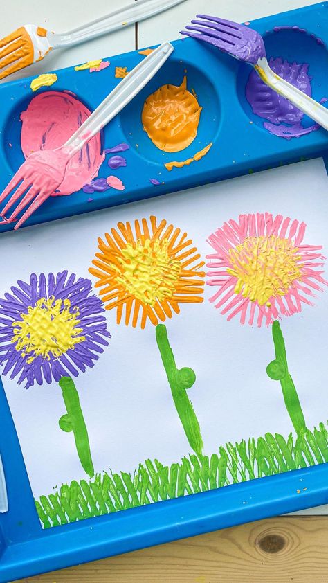 Kids Craft and Learning Page’s Instagram post: “Fork Printed Flowers 🌸 make these cute flowers for spring! 🎨Paint a fork green and make grass at the bottom of the page 💐Have the kids…” Fork Painting For Kids, Grass Craft, Spring Season Flowers, Art And Craft Flowers, Nursing Home Crafts, Fork Crafts, Flowers Paper Craft, Flowers For Spring, Fork Art