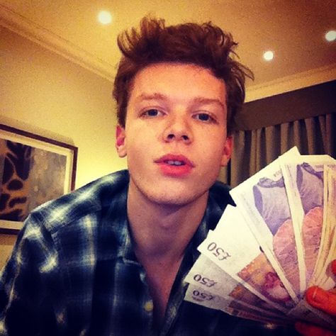 cameronmonaghan: Just got my per diem... Time to buy a country? Young Cameron Monaghan, Young Ian Gallagher, Shameless Cast, Shameless Scenes, Shameless Mickey And Ian, Shameless Characters, Ian Gallagher, Ian Shameless, Shameless Tv Show