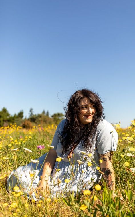 Flower Field Photoshoot Plus Size, Plus Size Field Photoshoot, Senior Photo Outfits Plus Size, Senior Photoshoot Ideas Plus Size, Senior Picture Outfit Ideas Plus Size, Plus Size Photography Poses Outdoor, Mid Size Photoshoot, Plus Size Sitting Pose, Senior Photo Poses Plus Size