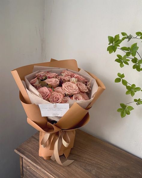 We provide, Wholesale&Retail Floral Packaging Supplies . 👇🏼👇🏼👇🏼👇🏼👇🏼 www.bbj-wraps.com Exclusive discount for florists and flower lovers! Valentine's Day Package, Brown Paper Flowers, Simple Flower Bouquet, Flower Bouquet Wrapping, Wrapped Bouquet, Bucket Flower, Floral Packaging, Simple Bouquet, Bouquet Packaging