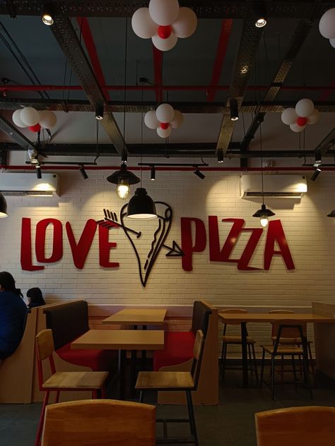 Pizza Place Interior Design, Small Pizzeria Design, Pizza Shop Interior Design, Pizza Store Design, Pizza Restaurant Design Interior Ideas, Burger Marketing, Pizzaria Delivery, California Burger, Pizzeria Design