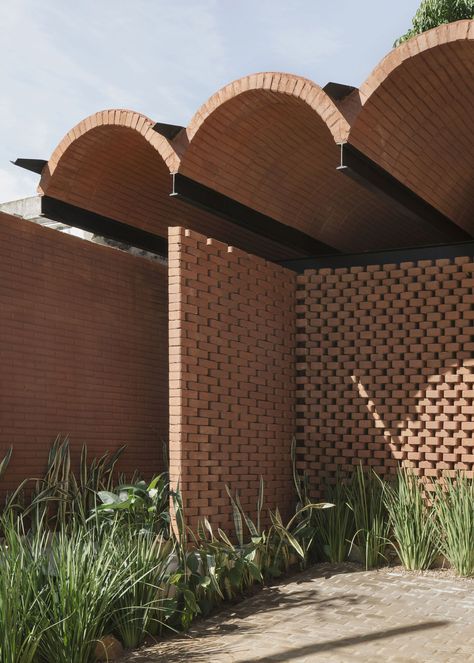 Between Buildings Space, Open Brick Wall, Brick Arch, Arch Architecture, Rammed Earth, Brick And Wood, Brick Architecture, Vernacular Architecture, Earth Homes