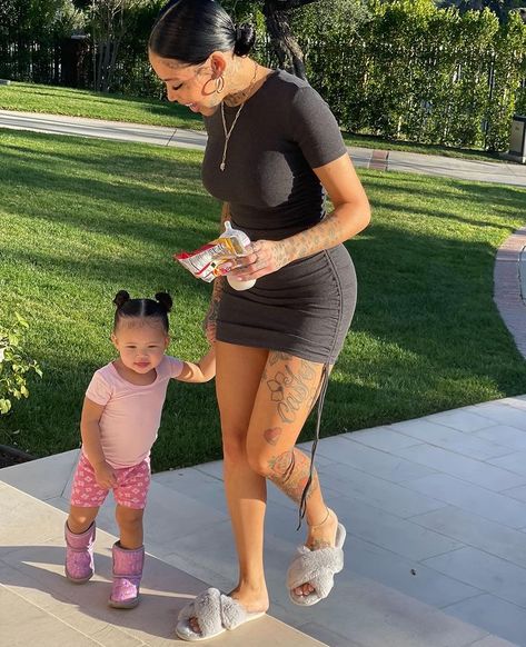 Baddie Mom, Mommy Daughter Pictures, Vibe Instagram, Mommy And Baby Pictures, Mommy Daughter Outfits, Mommy Moments, Cute Black Babies, Moms Goals, Mommy Goals