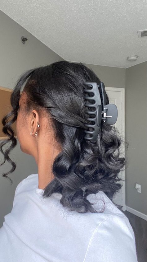 Wand Curls On Natural Hair, Curls On Natural Hair, Claw Clip Hairstyle, Clip Hairstyle, Pressed Natural Hair, Silk Press Natural Hair, Natural Hair Bun Styles, Quick Natural Hair Styles, Pelo Afro