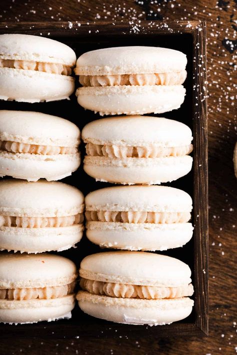 Cinnamon Macarons Cinnamon Roll Macarons, Maccarone Recipes, Cinnamon Macarons, Best Macaron Recipe, Mini Lemon Tarts, Christmas Macarons, Macaron Filling, Eclair Recipe, French Cookies