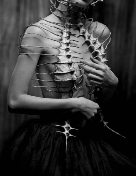 (6) Pinterest - Google Chrome - Gyazo Horror Couture Fashion, Metal Textiles Fashion, Zena Holloway, Hr Giger Inspired Makeup, Horror Editorial Fashion Photography, Decay Fashion Textiles, Dead Girl, Post Human, Post Apocalyptic Fashion