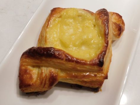 Vanilla Danish are filled with vanilla custard, and shaped using croissant dough. Puff Pastry Designs, Rhubarb Danish, Custard Danish, Vanilla Bean Custard, Danish Pastry Dough, Pastry Filling, Bolivian Food, Danish Recipe, Puff Pastry Filling