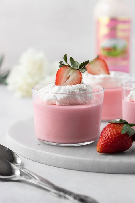 Desserts With Jello, Easy Mousse, Strawberries And Cream Recipe, Different Desserts, Mousse Cups, Jello Cups, Strawberry And Cream, Strawberry Mousse, Strawberry Jello