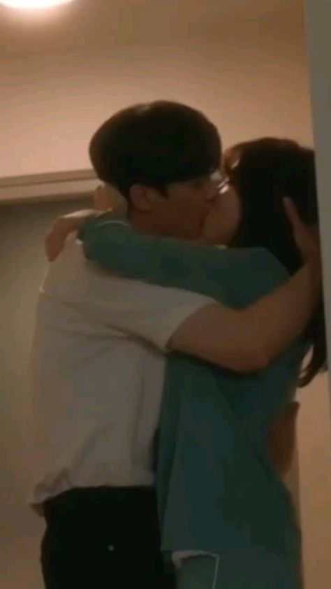 Kdrama Kiss Scene Romantic Videos, Kdrama Kiss Hot, Korean Kisses Scene, Kdrama Kissing Scene, Kdrama Kiss Video, Korean Couple Video, Korean Drama Kiss, Romantic Kdramas, Korean Couple Kiss