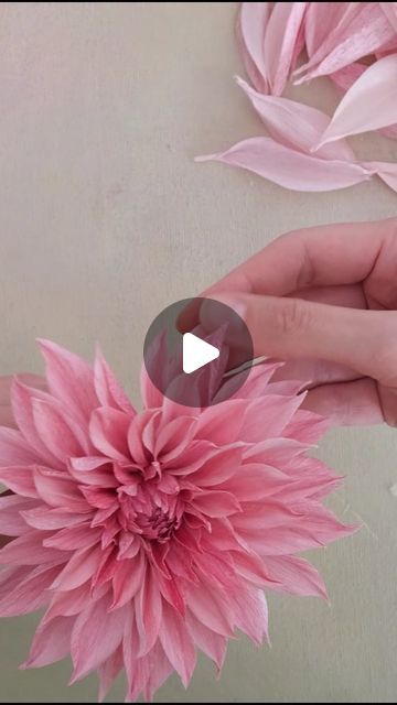 How To Make Paper Dahlias, Paper Dahlia Flowers Diy, Flower Paper Tutorial, Paper Botanicals, Diy Sunflower, Paper Dahlia, Wafer Paper Flowers, Fleurs Diy, Flower Decorations Diy