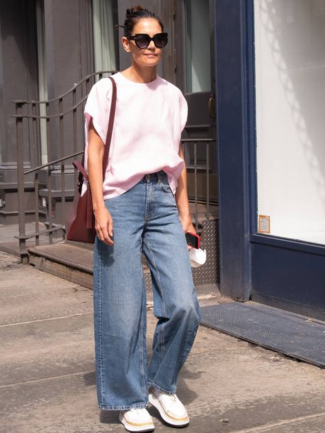 Everyday Utility Wide Leg Jeans, Katie Holmes Style 2024, Katie Holmes Summer Style, Katie Holmes Street Style, Katie Holmes Flare Jeans, Katie Holmes Outfits, Celebrity Style Jeans, Katie Holmes Style, Jeans Trend