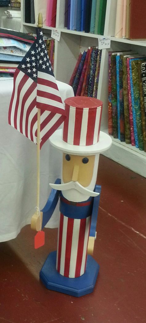 Uncle Sam Craft, Fan Blade Art, Diy Nutcracker, Old Wood Signs, July Ideas, Crafts For Seniors, Patriotic Crafts, Recycled Pallets, Old Windows