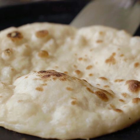 Tandoori Naan Recipe, Tandoori Naan, Homemade Naan, Naan Recipe, Naan Bread, Wet Towel, Yogurt Cups, White Flour, Naan