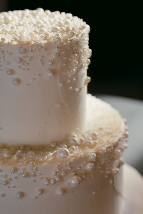 white wedding cake covered in pearls Wedding Cake Pearls Elegant, Pearl Cake Topper, Wedding Cake All White, Pearl Cake Design, Wedding Cake Pearl, White Cake Wedding, All White Cake, Pearl Wedding Cake, Elegant Wedding Cake Toppers