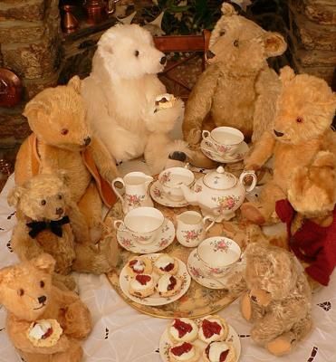 Tea Picnic, Teddy Bear Hug, Old Teddy Bears, Big Teddy Bear, Bear Picnic, Antique Teddy Bears, Big Teddy, Teddy Bear Picnic, Animal Book