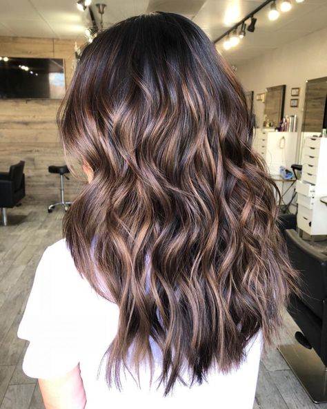 Lowlights: 26 Hair Colors That Will Make You Want Lowlights Balayage Bangs, Blonde Hair Color Chart, Brown Hair With Lowlights, Hair Caramel, Rambut Brunette, Ombre Blond, Dark Brunette Hair, Hair Highlights And Lowlights, Brown Hair Looks