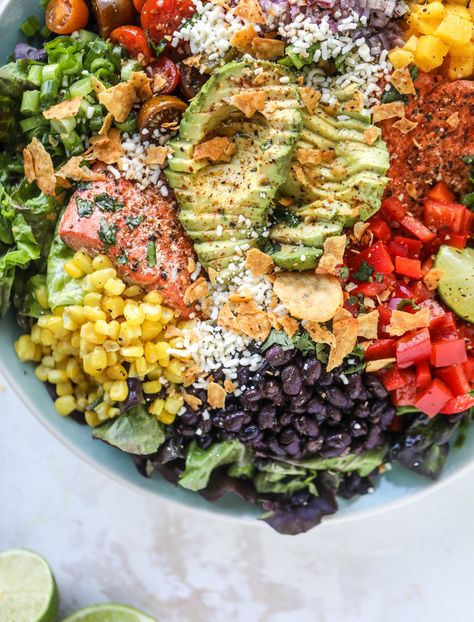 Southwest Salmon Salad - How to Make a Southwest Salmon Salad Southwest Salmon Bowl, Southwest Salmon Salad, Cashew Shrimp, Southwest Salmon, Salad Southwest, Loaded Salad, Meal Salads, Chili Lime Salmon, Chili Lime Vinaigrette