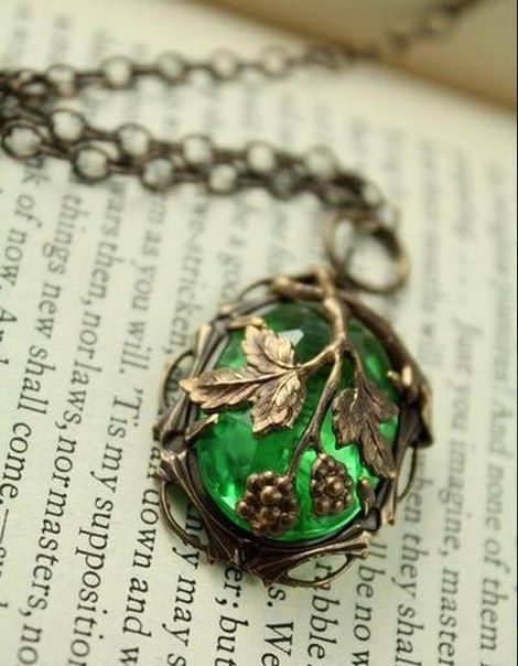 Slytherin Jewelry, Anting Manik, Czech Glass Necklace, Slytherin Aesthetic, Magical Jewelry, Vintage Tools, A Necklace, Fantasy Jewelry, Glass Necklace