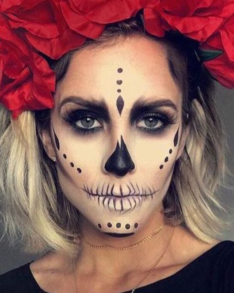 Top 10 Catrina Makeup Looks for Women To Try This Halloween Easy Halloween Looks For Women, Sugar Skull Easy Makeup, Easy Halloween Costumes Makeup, Sugar Skull Face Paint Easy, Catrina Makeup Easy, Half Skull Makeup Halloween, Skull Candy Makeup, Easy Catrina Makeup, Easy Sugar Skull Makeup