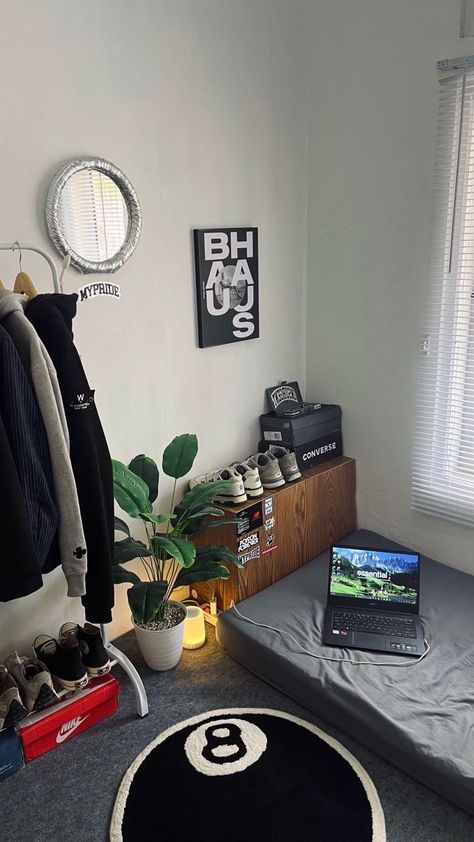 Guys Room Aesthetic Vintage, Mens Room Decor, Mens Bedroom Decor, Hypebeast Room, Cool Room Decor, Chill Room, Retro Room, Bedroom Setup, Room Redesign