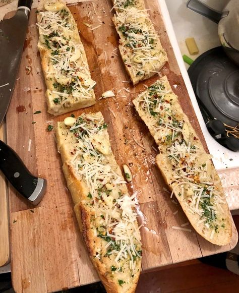 How to Make Ina Garten's New Garlic Bread Recipe: Review Garlic Bread Spread, Party Side Dishes, Lamb Ragu, Baked Rigatoni, Ina Garten Recipes, Garlic Bread Recipe, Star Food, Favorite Side Dish, Italian Dishes