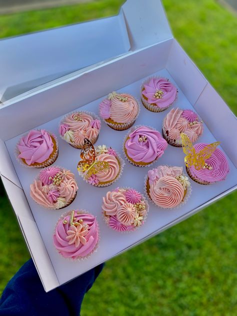 Pink Decorative Cupcakes with gold butterflies Pink And Gold Butterfly Cupcakes, Pink And Gold Cupcake Ideas, 70th Cupcakes, Butterfly Theme Cupcakes, Butterfly Cupcakes Ideas, Pink Butterfly Cupcakes, Pink Gold Cupcakes, Gold Pink Cake, Pink And Gold Cupcakes