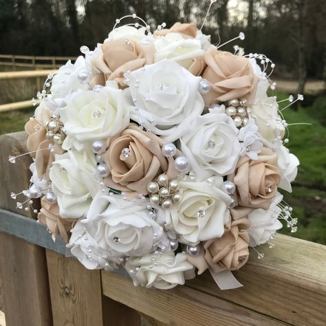 Gold And White Bouquet Wedding, Ivory And Champagne Bouquet, Bride Bouquets Champagne, Champagne Bride Bouquet, Champagne Bridal Flowers, Wedding Flowers Gold White, Beige Roses Bouquet, Wedding Bouquets Beige, White And Gold Wedding Theme Bridesmaid