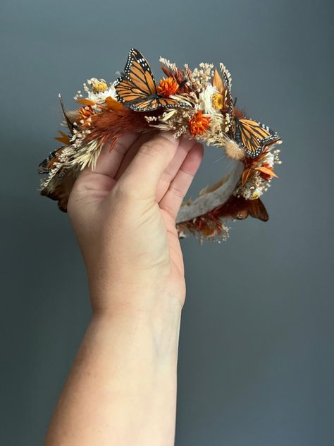 Dried flower butterfly crown First Birthday Butterfly Theme, Monarch Butterfly Wedding Decorations, Birthday Butterfly Theme, First Birthday Butterfly, Monarch Wedding, Butterfly Flower Crown, Monarch Butterfly Fairy Wings, Monarch Butterfly Headpiece, Monarch Butterfly Fairy