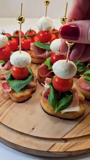 Caprese Sandwich Appetizer, Caprese Toast Appetizers, Mini Mozzarella Ball Recipes, Canape Sandwiches, Mini Toast Appetizers, Baguette Appetizer Ideas, Mini Sandwich Appetizers, Tomato Mozzarella Appetizer, Cold Canapes