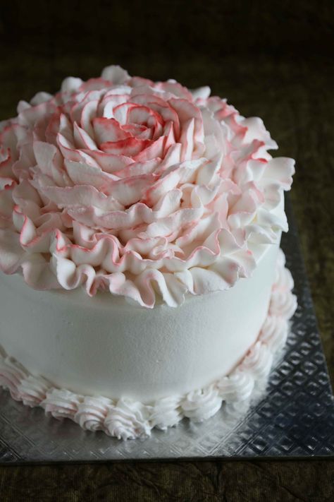 Whipped Cream Cake Design, Cream Cake Design, Rose Cake Decorating, Decorating Icing Recipe, Rose Cake Design, Whipped Cream Cake, Whipped Cream Icing, Whipped Icing, Whipped Cream Cakes