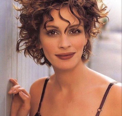 00s Hairstyles, Julia Roberts Hair, Short Curly Cuts, Celebrity Short Hair, Short Curly Haircuts, Wavy Curly Hair, Hair Curly, Julia Roberts, Curly Hair Cuts