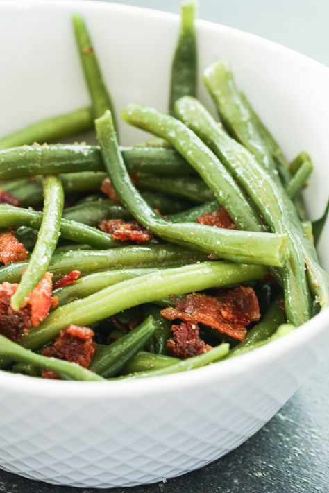 Brown Sugar and Bacon Green Beans Recipe (Family Favorite) Brown Sugar Green Beans Bacon, Bacon Green Beans Recipe, Parmesan Green Bean Recipes, Green Beans And Bacon, Bacon Green Beans, Beans And Bacon, Roasted Carrots Recipe, Parmesan Green Beans, Yams Recipe